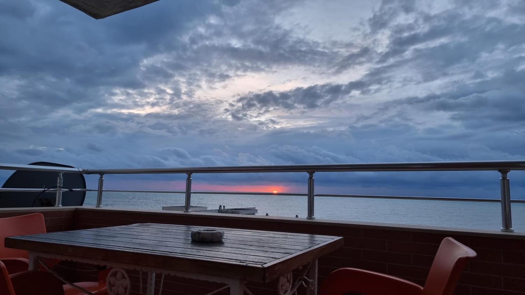 Sunset Seaview Apartment Durrës Exterior foto